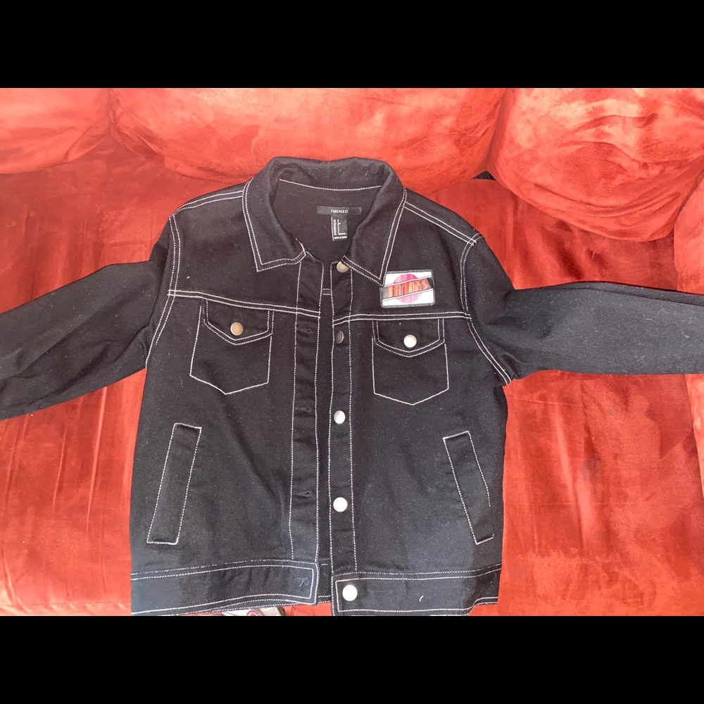 BLACK CROPPED GRAPHIC JACKET